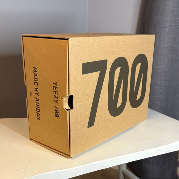 Yeezy 700 V3 Fade Salt Men’s 7.5 LIKE NEW! W/Box